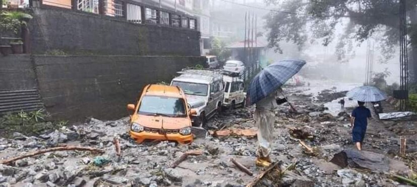 রাজ্যের মুখ্যমন্ত্রী প্রেম সিং তামাং দুর্গতদের সব রকমের সাহায্যের আশ্বাস দিয়েছেন। ইতিমধ্যে যেসব জায়গা ক্ষতিগ্রস্ত হয়েছে সেখানে উদ্ধারকাজ শুরু হয়েছে।