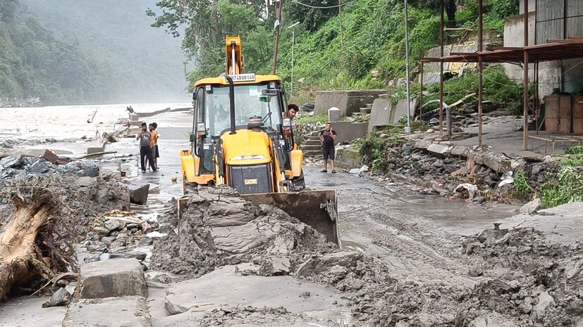 বাইসনের সাহায্য পাওয়া গেলেও আবহাওয়া অনুকূল না হওয়া পর্যন্ত যে হেলিকপ্টার উঠতে পারবেনা তা বুঝতে পারছেন অঙ্গন জেলা প্রশাসনের কর্তারা। বর্তমানে সেনার সাহায্যে রাস্তা এবং অস্থায়ীভাবে সংকলনের সেতু তৈরি করে পর্যটকদের ফিরিয়ে আনার চিন্তাভাবনা করা হচ্ছে।