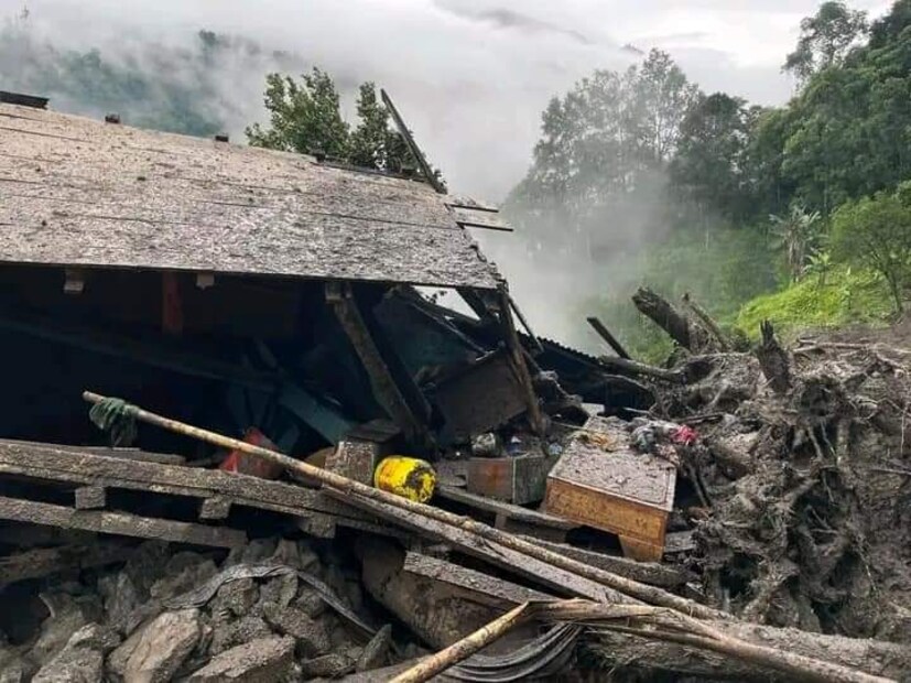 আবহাওয়ার পরিবর্তন যে এখনই ঘটছে না তাই একেবারে স্পষ্ট আর তাতেই দশ নম্বর জাতীয় সড়কের ভবিষ্যৎ নিয়ে প্রশ্ন উঠছে মল্লি, ২৮ মাইল ২৭ মাইল সহ একাধিক জায়গায় জাতীয় সড়ক ক্ষতিগ্রস্ত হয়েছে ।তার জন্য মল্লি থেকে চিত্রে, মল্লি থেকে ২৯ মাইল সহ কয়েকটি জায়গায় এখন যান চলাচলের একটা জারি করা হয়েছে।