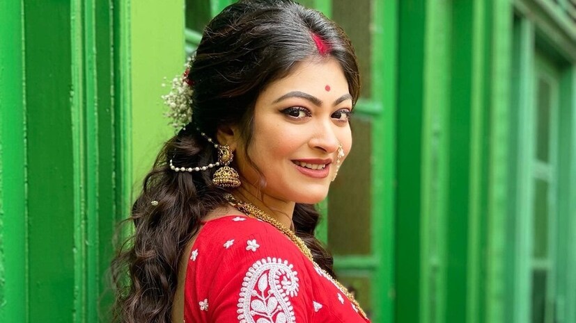 শোনা যাচ্ছে, অঙ্গনার পরে ‘তুমি আশেপাশে থাকলে’ ধারাবাহিকে পার্বতীর জুতোয় পা গলাবেন অভিনেত্রী রুকমা রায়। এবার রোহন-রুকমার জুটি কতটা পছন্দ করেন জনতা, সেটাই দেখার।