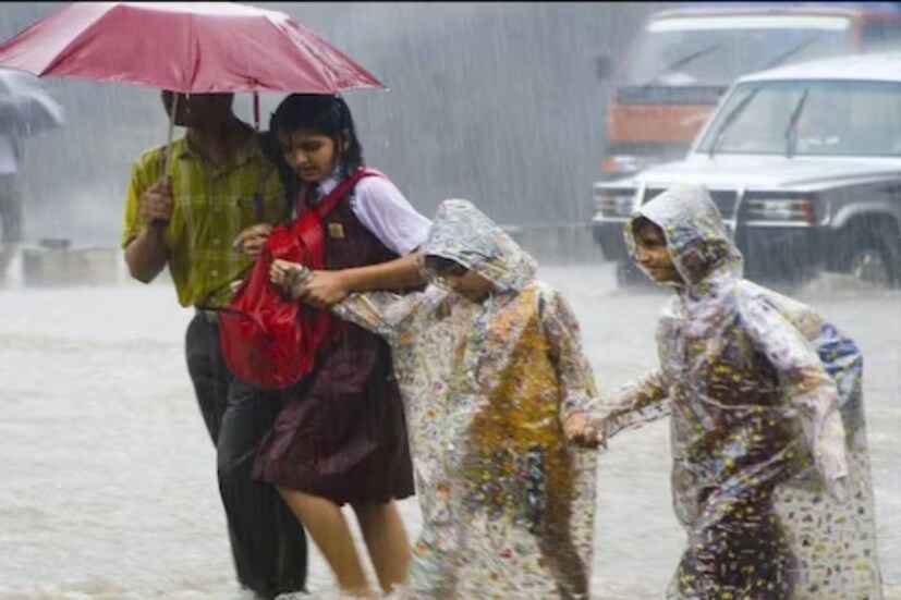কলকাতা সহ দক্ষিণবঙ্গের সব জেলাতেই ঝড় বৃষ্টির সম্ভাবনা। বজ্রবিদ্যুৎ সহ হালকা মাঝারি বৃষ্টির সঙ্গে ৪০ থেকে ৫০ কিলোমিটার গতিবেগে দমকা ঝোড়ো বাতাস বইবে।