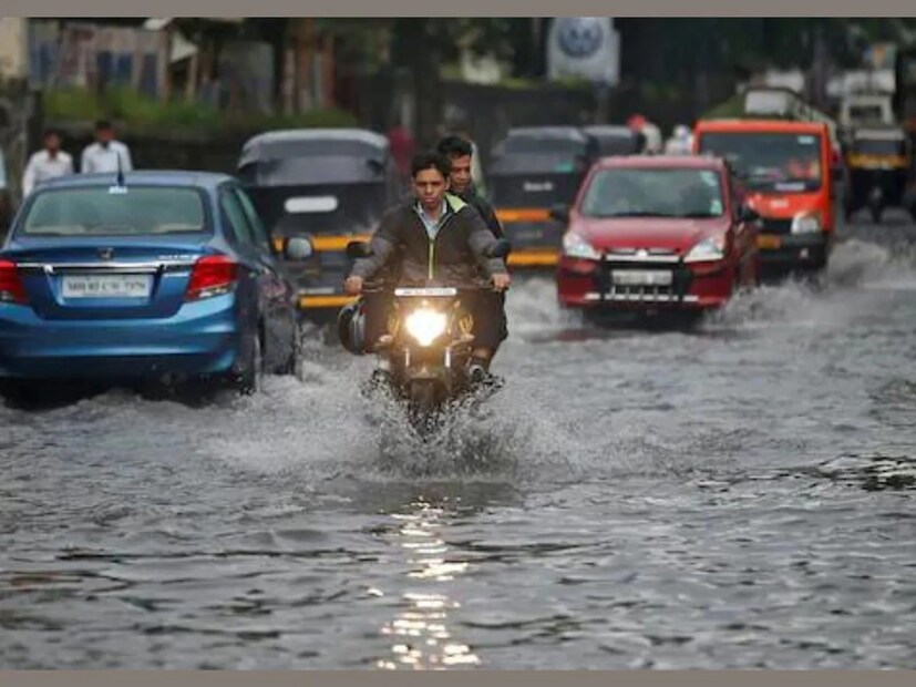 দক্ষিণবঙ্গের বেশিরভাগ জেলাতেই বজ্রবিদ্যুৎ সহ বৃষ্টি ও দমকা ঝড়ো হাওয়ার সম্ভাবনা। ঝড় বৃষ্টির সম্ভাবনা বেশি থাকবে পশ্চিমের জেলাগুলিতে। বজ্রপাতের আশঙ্কাও থাকবে আগামী ৪৮ থেকে ৭২ ঘণ্টায়।