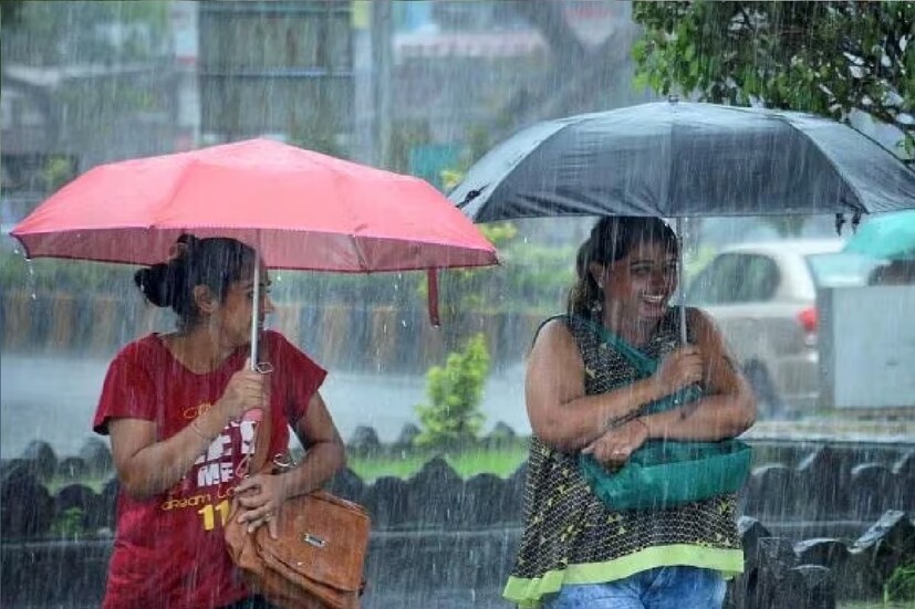 আগামী পাঁচ দিন উত্তরের জেলাগুলিতে ভারী থেকে অতি ভারী বৃষ্টির সতর্কতা জারি করা হয়েছে। জলপাইগুড়ি, আলিপুরদুয়ার এবং কোচবিহারে রয়েছে রেড অ্যালার্ট। বর্ষণের পাশাপাশি থাকবে ঝোড়ো বাতাস।