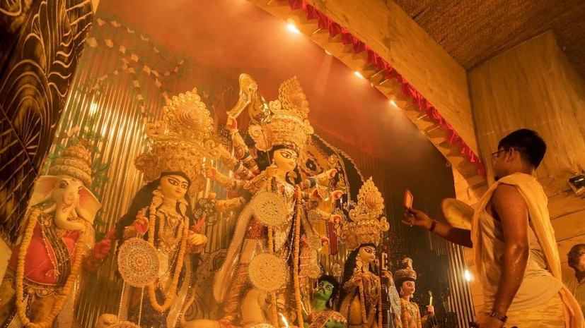 এ বার মহালয়া পড়েছে ২ অক্টোবর৷ তার পর ষষ্ঠী ৯ অক্টোবর৷ বিজয়া দশমী পড়েছে ১৩ তারিখে৷