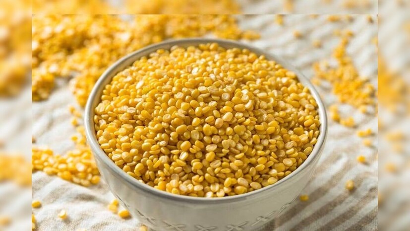 মুগ ডাল স্তন ক্যানসারের অত্যন্ত উপকারী বলে জানাচ্ছেন স্বাস্থ্য বিশেষজ্ঞরা। এছাড়াও মুগ ডালে ক্যাফিক অ্যাসিড, ফ্লাভনয়েড, ফেনলিক অ্যাসিড, সিনামিক অ্যাসিড রয়েছে। যাতে প্রচুর পরিমাণে অ্যান্টি-অক্সিডেন্টের বৈশিষ্ট্য রয়েছে। আয়ুর্বেদ ডাক্তাররা বলছেন, এগুলির ফলে ক্যানসার-সহ দীর্ঘস্থায়ী রোগ নির্মূলে সাহায্য করে।