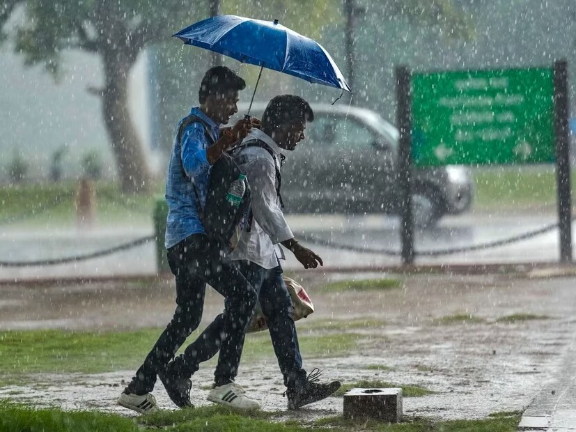 দক্ষিণবঙ্গের সব অংশেই ঢুকে গেল বর্ষা। দক্ষিণবঙ্গে বর্ষা ঢোকার নির্ধারিত দিন ১১ জুন। সেই সময়ের ১৭ দিন পরে অবশেষে বর্ষা দক্ষিণবঙ্গের সব অংশে ঢুকে পড়ল। 