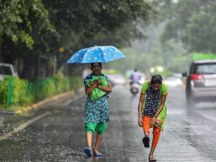 রবিবার জলপাইগুড়ি, আলিপুরদুয়ার এবং কোচবিহারে অতিভারী বৃষ্টির সতর্কতা। দার্জিলিং, কালিম্পং, মালদহ, উত্তর ও দক্ষিণ দিনাজপুরে ভারী বৃষ্টির সতর্কতা।