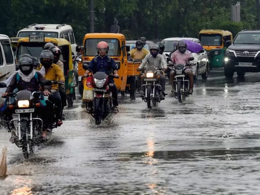 দক্ষিণ ২৪ পরগনা এবং দুই মেদিনীপুরে শুক্রবার ভারী বৃষ্টির সতর্কতা রয়েছে।