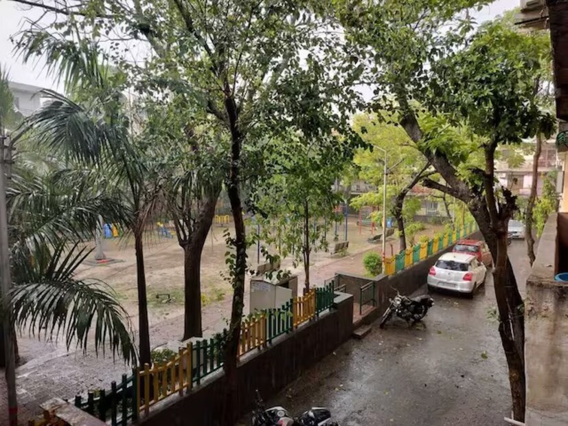 শুক্রবার থেকেই শুরু হবে বৃষ্টি। কলকাতা, হাওড়া, হুগলি, উত্তর ২৪ পরগনা, নদিয়া, মুর্শিদাবাদ, বীরভূম, দুই বর্ধমান, বাঁকুড়া, পুরুলিয়া এবং ঝাড়গ্রামে বজ্রবিদ্যুৎ-সহ হালকা থেকে মাঝারি বৃষ্টির সম্ভাবনা আছে।