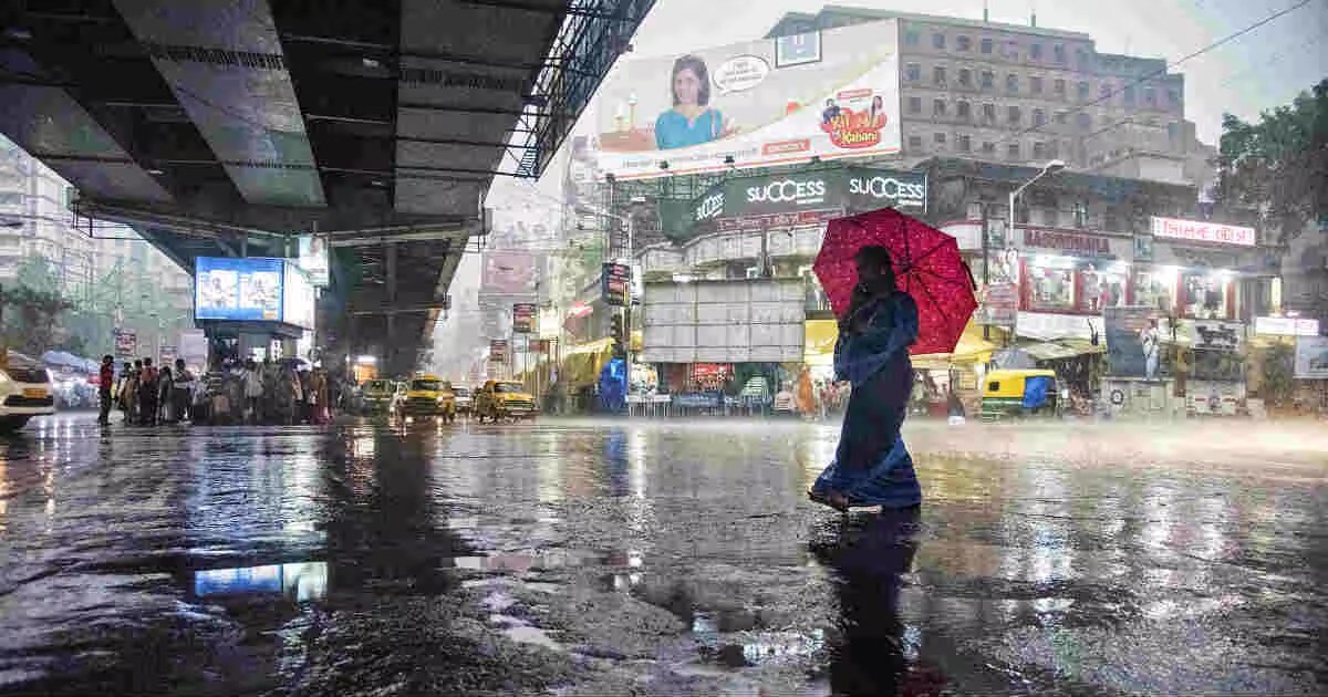 আগামী ২ থেকে ৩ ঘণ্টায় কলকাতায় বজ্রবিদ্যুৎ-সহ বৃষ্টির সতর্কতা রয়েছে৷ আপডেট আলিপুর আবহাওয়া দফতরের৷