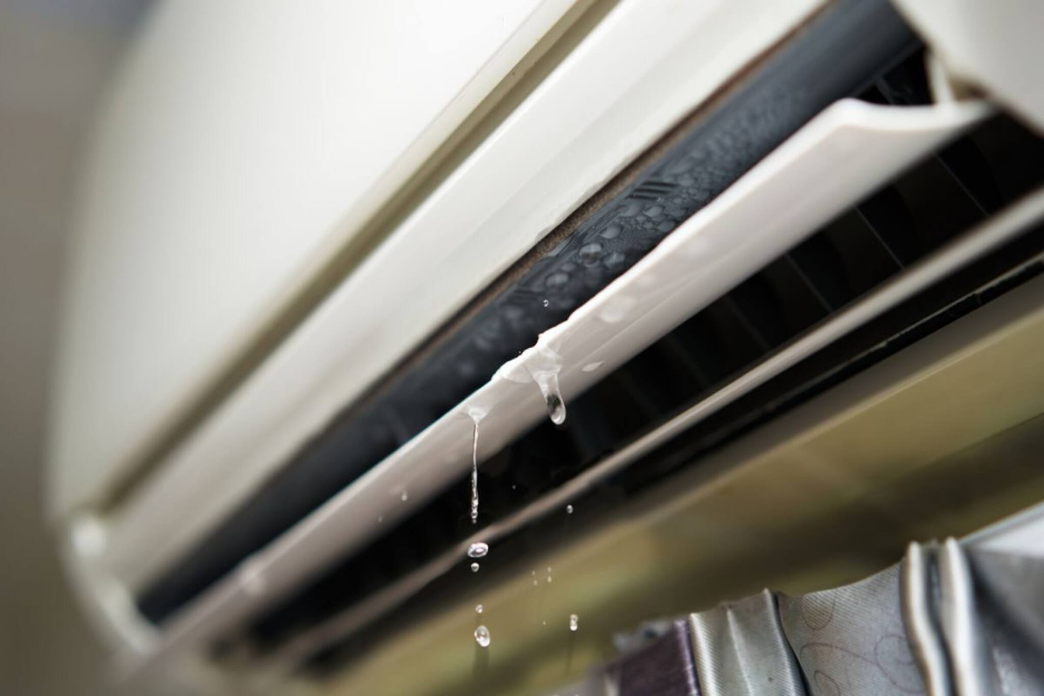 টপটপ করে জল পড়ছে AC থেকে...? টেকনিশিয়ান লাগবে না! ছোট্ট 'কাজেই' মুহূর্তে সমাধান