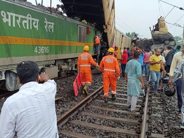 হঠাৎ ট্রেন দুর্ঘটনা! ওই ট্রেনের যাত্রী হলে কী করবেন, কীভাবে সুরক্ষিত থাকবেন? হঠাৎ ট্রেন দুর্ঘটনা! ওই ট্রেনের যাত্রী হলে কী করবেন, কীভাবে সুরক্ষিত থাকবেন?