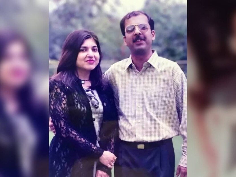 অলকা ইয়াগনিক এবং নীরজ কাপুরের প্রেমের গল্পের শুরুটা যেন একটি ছবি চিত্রনাট্য। দুই বছরেরও বেশি সময় ধরে প্রেম করার পর ১৯৮৯ সালে বিয়ে করেন। কিন্তু অলকার বাবা-মা বিয়েতে খুশি ছিলেন না।