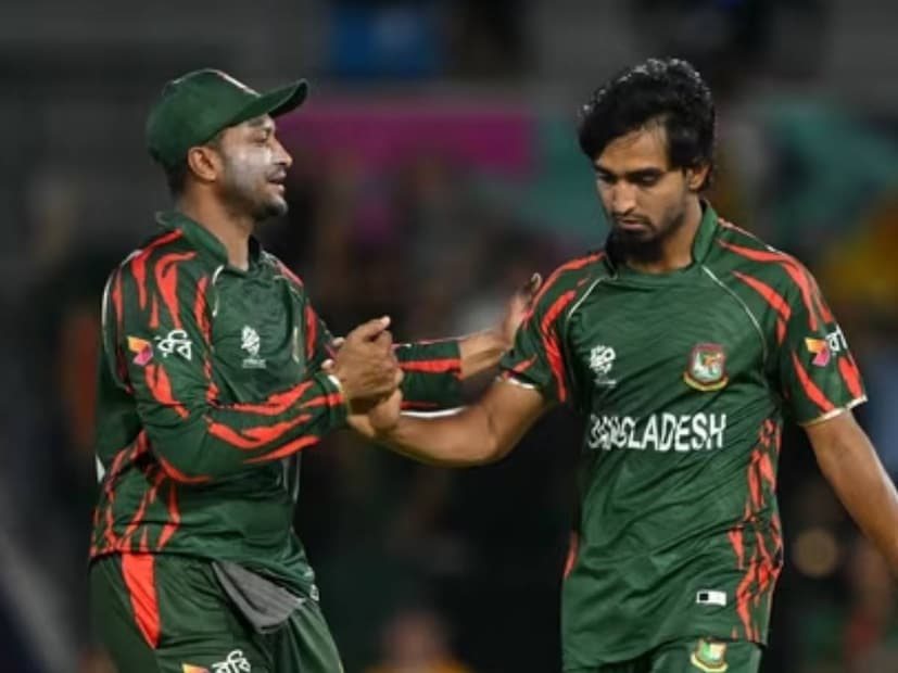 অপরদিকে, ভারত বনাম অস্ট্রেলিয়া ম্যাচ বৃষ্টিতে ভেস্তে গেলে বাংলাদেশেরও সব আশা শেষ হয়ে যাবে। কারণ বাংলাদেশের পয়েন্ট শূন্য। ভারত যদি অস্ট্রেলিয়াকে হারায় ও বাংলাদেশ যদি আফগানদের হারায় তাহলে ৩ দলের পয়েন্ট হবে ২। তখন আসবে রানরেটের খেলা। তবে বাংলাদেশের রানরেট খুব খারাপ। তাই অলৌকিক কিছু না ঘটলে শাকিবদের কোনও সম্ভাবনা নেই।