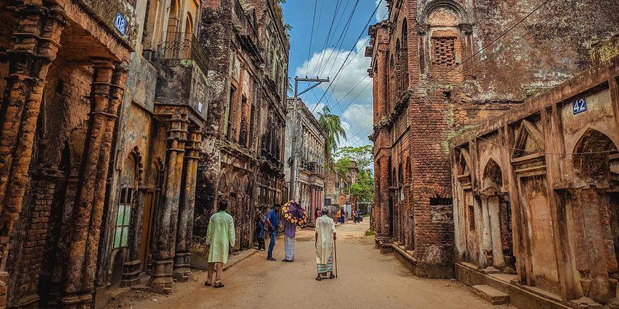 বাংলাদেশ- ৪ নম্বরে রয়েছে বাংলাদেশ। এই দেশে গোটা সপ্তাহে গড়ে ৪৫.৮ ঘণ্টা কাজ করেন মানুষ।