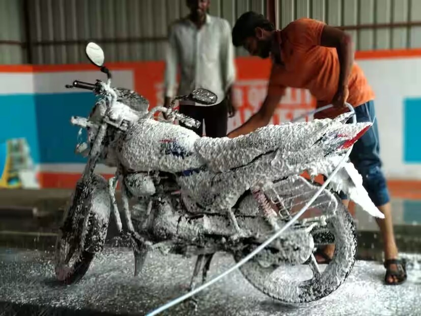 ব্রেকিং সমস্যা: উচ্চ গতিতে ব্রেক করার সময়, বাইকটি স্কিড হতে পারে, যার ফলে বাইকের নিয়ন্ত্রণ হারিয়ে যেতে পারে।দৃশ্যমানতা হ্রাস: ভারী বৃষ্টিতে দৃশ্যমানতা ইতিমধ্যেই হ্রাস পেয়ে থাকে। তাই উচ্চগতিতে সময়মত বাইক থামানো বা দিক পরিবর্তন করতে সমস্যা হতে পারে।