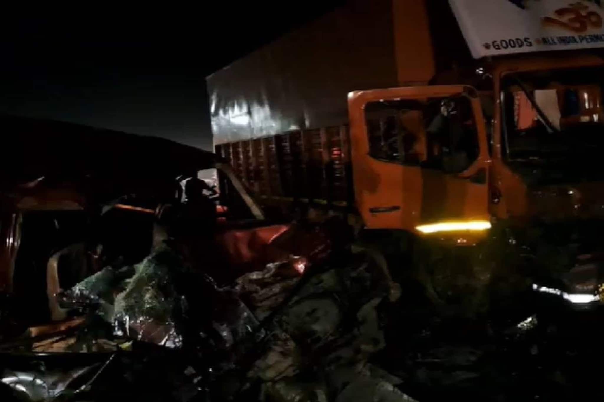 মেয়ের শ্বশুরবাড়ির বিবাদ মেটাতে যাওয়ার পথে সব শেষ, দুর্ঘটনায় চরম পরিণতি পরিবারের