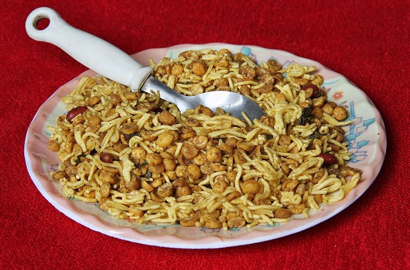 •শুধু মুড়ি-চিড়ে নয়, এমনই চানাচুর খেতে ভারি ভাল লাগে৷
