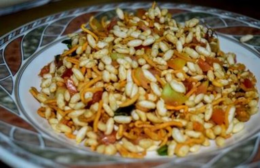 •মুড়ি বা চিড়ে একটু চানাচুর উপর ছড়িয়ে দিয়ে, একটু নুন, লঙ্কা দিয়ে মেখে খেলে যেন মুখের স্বাদ পাল্টায়