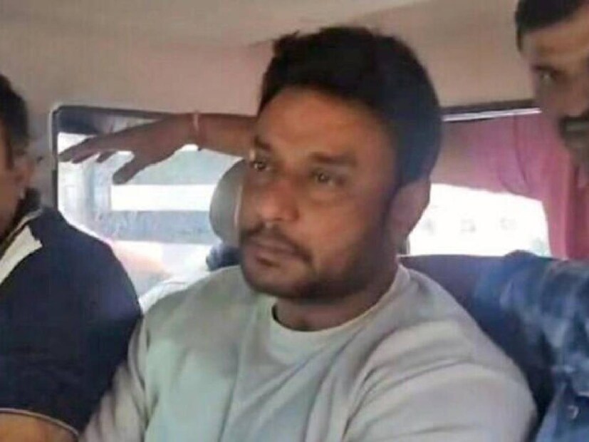 অভিনেতা, তাঁর বান্ধবী এবং বাকি ১১ জন- পবন, বিনয়, প্রদোষ, নন্দীশা, দীপক, লক্ষ্মণ, নাগারাজু, কার্তিক, নিখিল, কেশব মূর্তি এবং রাঘবেন্দ্রকে ৭ দিনের পুলিশি হেফাজতের নির্দেশ দিয়েছে আদালত।