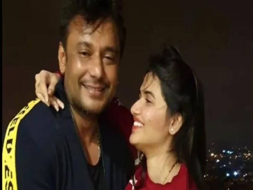 অসহ্য যন্ত্রণায় রাত ১১টা নাগাদ মৃত্যু হয় রেণুকাস্বামীর। তিনি চিত্রদুর্গার একটি ওষুধের দোকানে কাজ করতেন বলে জানিয়েছে পুলিশ। ঘটনায় দর্শনের ফ্যান অ্যাসোশিয়েশনের জেলা সভাপতি রাঘবেন্দ্রকে গ্রেফতার করে পুলিশ। তাঁকে জিজ্ঞাসাবাদ করেই আসল ঘটনা জানা যায়।