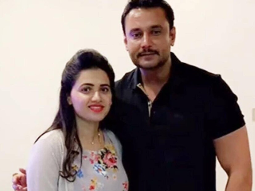 বেঙ্গালুরুর পুলিশ কমিশনার বি দয়ানন্দ সাংবাদিক সম্মেলনে বলেন, “৩০ বছর বয়সি অজ্ঞাতপরিচয় ব্যক্তিকে পিটিয়ে খুনের মামলা দায়ের করা হয়েছে। আমরা সিসিটিভি ফুটেজ এবং অন্যান্য প্রযুক্তিগত তথ্য বিশ্লেষণ করে মৃতকে রেণুকাস্বামী হিসেবে শনাক্ত করেছি”।