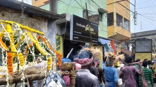 মৃতদেহ নিয়ে শোভাযাত্রা।