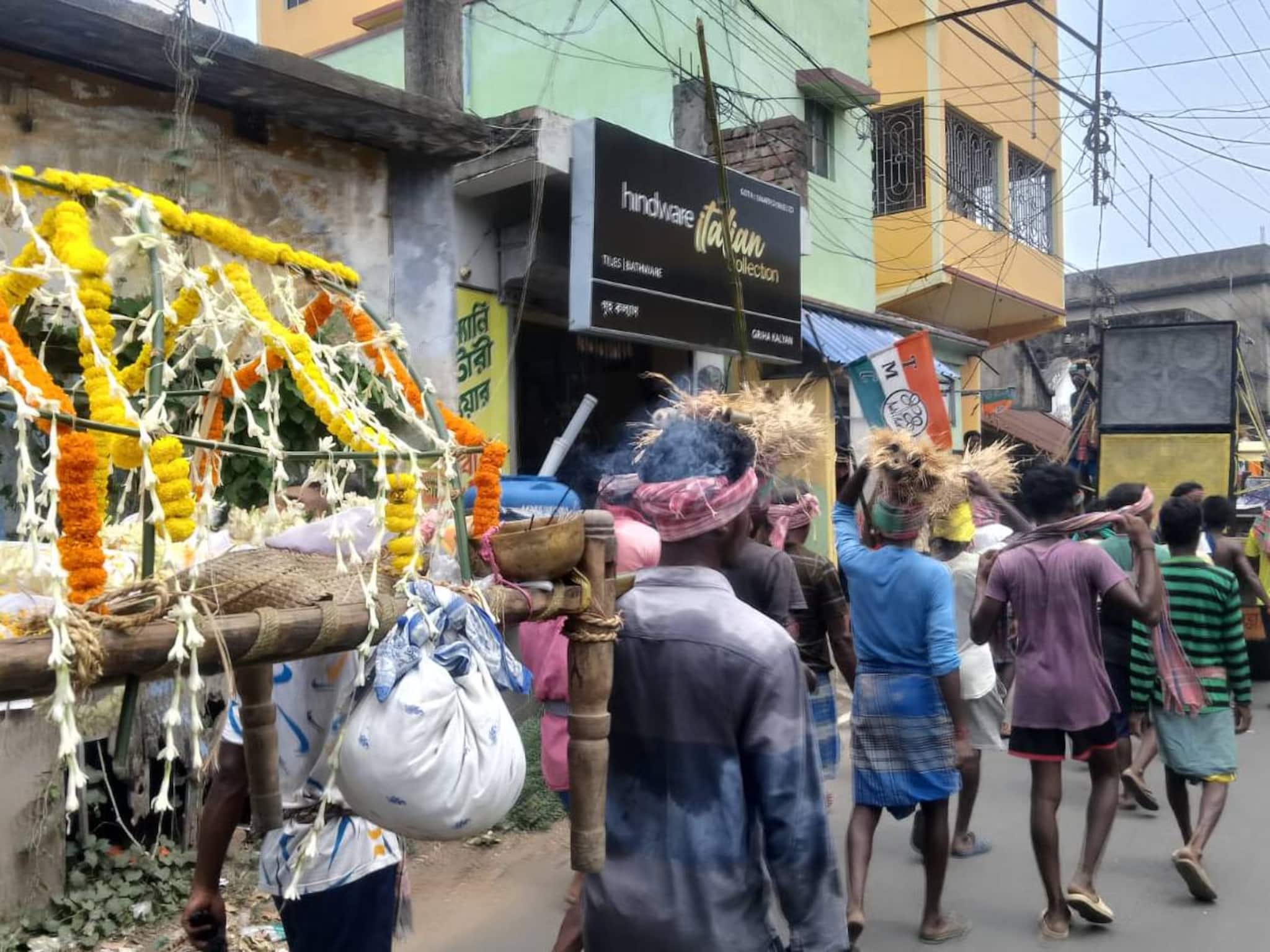 Viral news: ডিজে বাজিয়ে নেচে শতায়ু বৃদ্ধার শেষযাত্রায় শামিল পরিবার, অবাক স্থানীয়রা