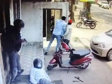 নায়ক পুলিশ কর্মী।