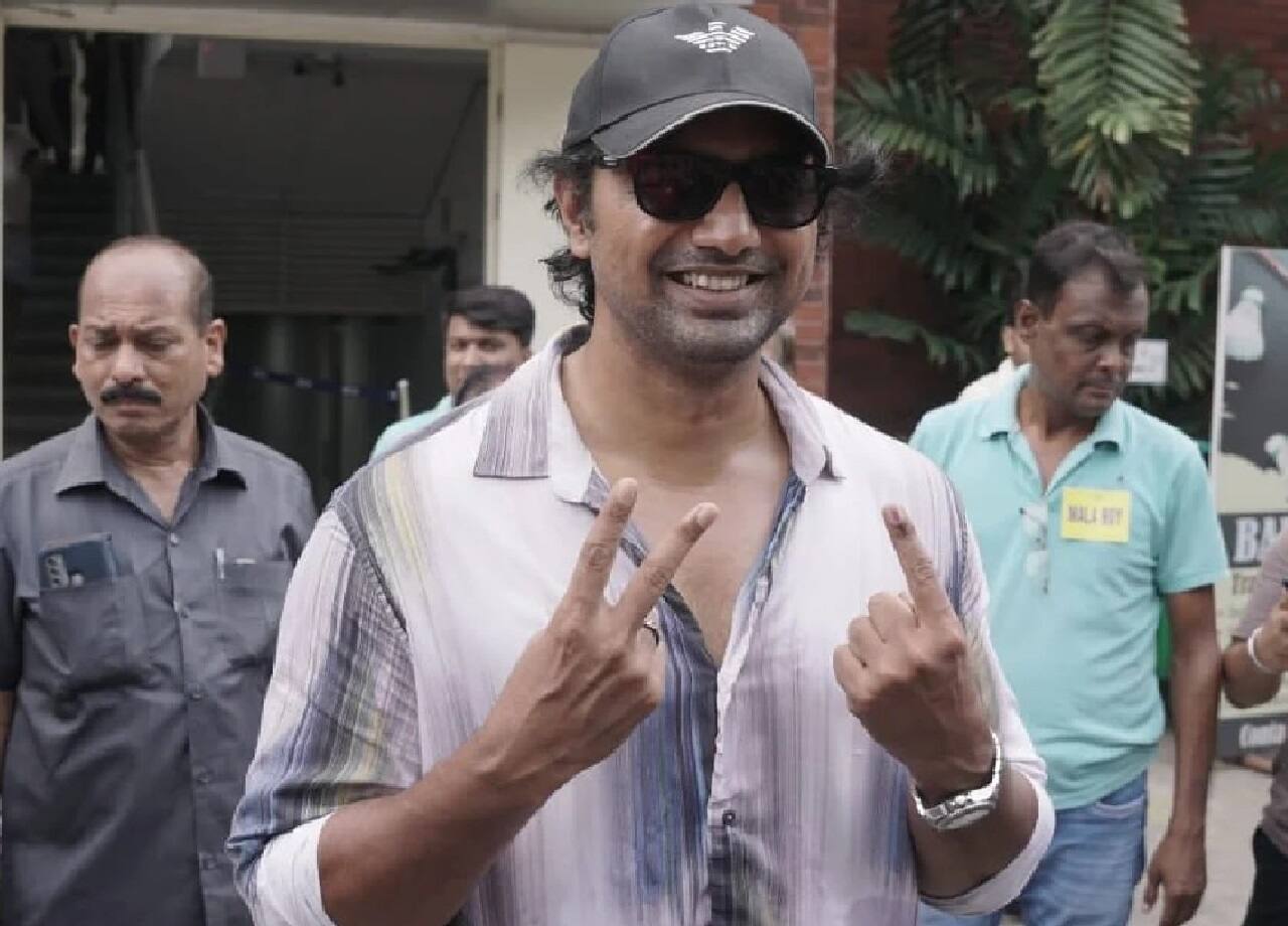 সবাইকে ভোট দেওয়ার আর্জি জানালেন দেব। দেশ গড়ার জন্য ভোটদান একটি গুরুত্বপূর্ণ কাজ। বললেন টলিউডের তারকা। তিনি নিজেও প্রার্থী। গত কয়েকদিন একটানা প্রচার করেছেন। আজ শেষ দফার ভোটপর্বে তিনি ভোট দিলেন।