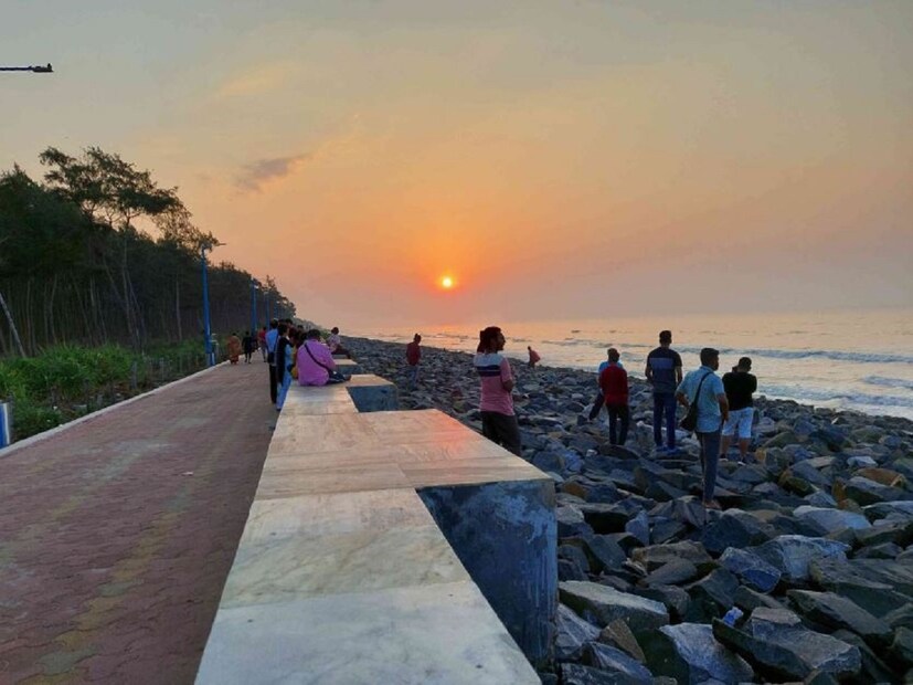 প্রতিদিনই দূর দূরান্ত থেকে হাজার হাজার পর্যটক দিঘার সমুদ্র সৈকতে এসে ভিড় জমান। মূলত কলকাতা থেকে কাছে এবং যোগাযোগ ব্যবস্থা অনেক ভাল হওয়ার কারণে পর্যটকদের এই সমুদ্র সৈকতে যাতায়াতের অনেক সুবিধা রয়েছে। এই কারণেই এত সংখ্যক পর্যটকদের ভিড় দেখা যায় দিঘায়। 