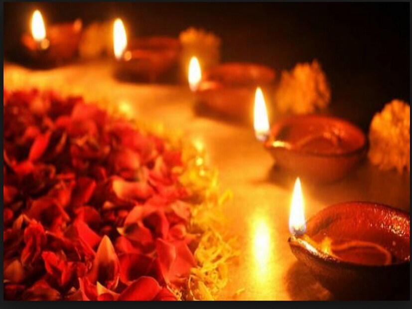 বিশিষ্ট জ্যোতিষী রামকৃষ্ণ সাহা জানান, তন্ত্রসাধকদের কাছে ফলহারিণী অমাবস্যা অত্যন্ত মহাত্ম্যপূর্ণ তিথি। আর্থিক উন্নতির জন্য এদিন বাড়ির উত্তর-পূর্বক কোণে একটি মাটির প্রদীপ জ্বালিয়ে রাখবেন তবে তেল নয় ঘি দিয়ে প্রদীপটি জ্বালাতে হবে।।
