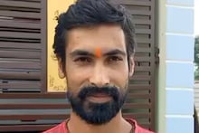 জিতেছে এনডিএ, আঙুল কেটে কালীকে উৎসর্গ করলেন বিজেপি সমর্থক