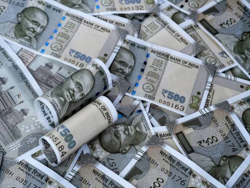 IDBI ব্যাঙ্ক কোটি কোটি গ্রাহকদের বিশেষ ফিক্সড ডিপোজিট অফার করছে, যাতে বিনিয়োগের জন্য ১০ দিন বাকি রয়েছে। গ্রাহকরা ৩০ জুন, ২০২৪ পর্যন্ত IDBI ব্যাঙ্কের বিশেষ FD-তে বিনিয়োগ করতে পারেন। কেউ যদি ৩৭৫ দিনের এফডিতে ৭.৬০ শতাংশ সুদ পেতে চান, তবে এতে বিনিয়োগ করতে পারেন। কেউ যদি কম সময়ে বেশি রিটার্ন পেতে চান, তাহলে এই মাসের শেষের দিকে বিনিয়োগ করতে হবে।