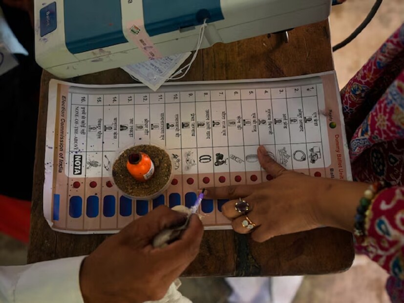 আরেকটি উল্লেখযোগ্য বিষয় হল, প্রতিটি বুথে পোলিং এজেন্ট রাখার মতো ক্ষমতা ছোট দল বা স্বতন্ত্র প্রার্থীদের ক্ষেত্রে সবসময় সম্ভব হয় না। প্রতিটি বুথে এজেন্ট না থাকলে, এই প্রার্থীরা ফর্ম 17 সি নাও পেতে পারেন, যা তাদের ভোটিং প্রক্রিয়া পর্যবেক্ষণ এবং যাচাই করার ক্ষেত্রে একটি অসুবিধার মধ্যে ফেলে।
