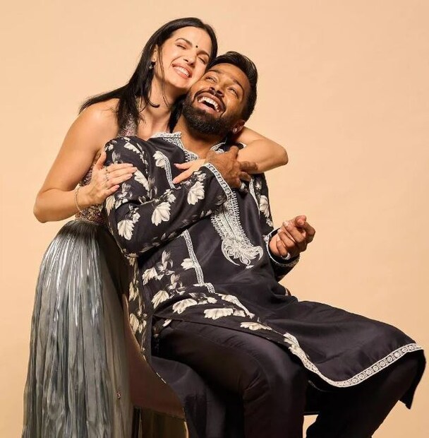 এক ব্যবহারকারী লিখেছেন, “নাতাশার তুলনায় অনেক ভাল।” অন্য একজন আবার লিখেছেন, “ওঁকে বিয়ে করুন প্লিজ।” তৃতীয় এক নেটিজেন লিখেছেন, “নাতাশা স্টানকোভিচের জায়গায় অন্য কেউ এসে গিয়েছেন।” এখানেই শেষ নয়, নেটদুনিয়ার একাংশ প্রাচীকে ইতিমধ্যেই ‘ভাবি ২’-এর তকমা দিয়ে ফেলেছেন।