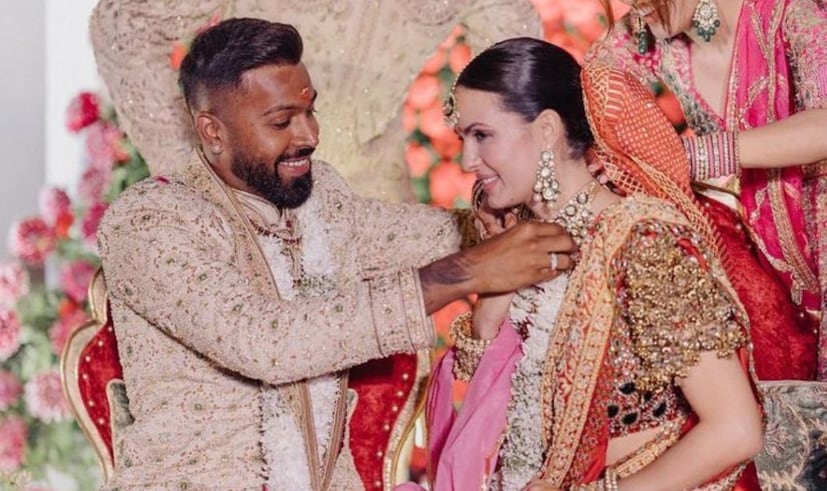 এদিকে নাতাশা নিজের ইনস্টাগ্রাম স্টোরিতে একপ্রকার এই সংসার ভাঙার গুঞ্জনে সীলমোহর দিয়েই দিয়েছেন। তবে এবার রীতিমতো বোমা ফাটালেন ক্রিকেট তারকা। আসলে একটি ভিডিও-তে দেখা গিয়েছে হার্দিককে। সঙ্গে রয়েছেন এক সুন্দরী মহিলা। কিন্তু কে এই রহস্যময়ী? তা নিয়ে ইতিমধ্যেই তোলপাড় সংবাদমাধ্যম এবং ভক্তমহল।