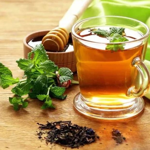 লিকার চায়ে আদা, এলাচ, দারুচিনি আর কালো মরিচের মতো উপকরণ যোগ করলেই অত্যন্ত স্বাস্থ্যকর পানীয় হয়ে ওঠে সেটি। মশলাগুলির থার্মোজেনিক বৈশিষ্ট্য রয়েছে, যার অর্থ তারা শরীরের তাপ উত্পাদন বাড়াতে পারে এবং ফলস্বরূপ, ক্যালোরি বার্ন করতে পারে। ভরদ্বাজের মতে, আদা, এলাচ, দারুচিনি এবং কালো মরিচের মতো মশলায় থাকা বায়োঅ্যাকটিভ যৌগ এবং অ্যান্টিঅক্সিডেন্ট এই প্রক্রিয়ায় সাহায্য করে। থার্মোজেনেসিস বৃদ্ধি করে মশলা চা শরীরের বিপাক হার বাড়ায়। এতে ওজন নিয়ন্ত্রণে থাকে। 