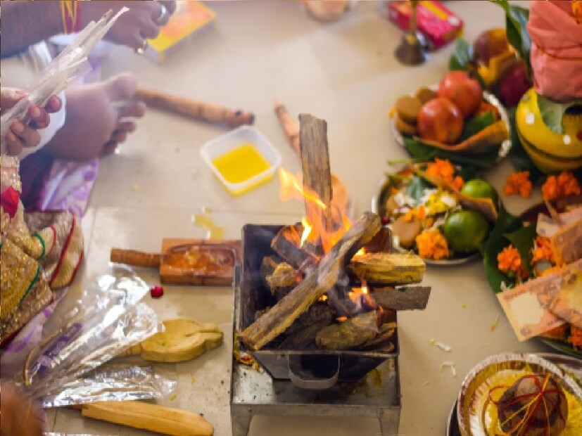 *কোনও ক্ষুধার্থ ব্যক্তিকেও ভোজন করাতে পারেন এর ফলে পরিবারের সুখ শান্তি সমৃদ্ধি প্রবেশ করবে। নতুন ঘরে প্রবেশের আগেই তাই অবশ্যই এই কিছু কিছু জিনিস মেনে চলুন তবেই অশুভ দোষ থেকে মুক্তি পাবেন এবং ঘরে সুখ ও শান্তি ফিরে আসবে।