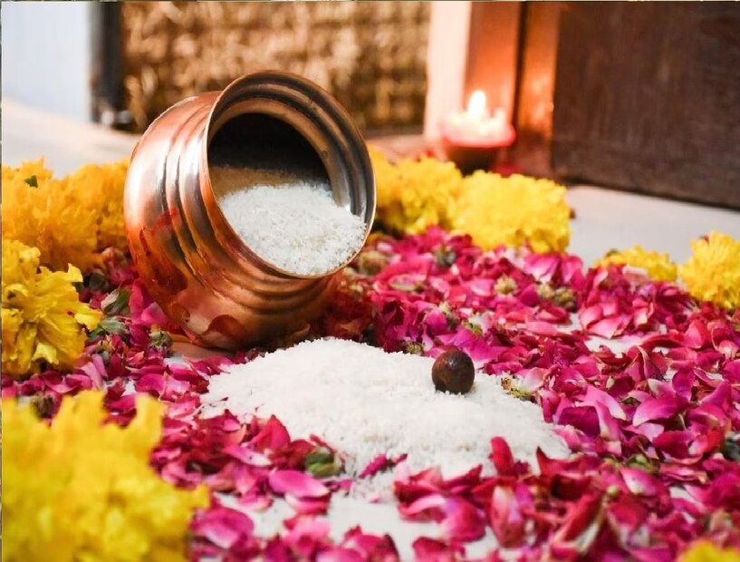 *নতুন ঘরে প্রবেশ করার আগে ঘরের মালিক ও মালকিনকে অবশ্যই এই পাঁচটি শুভ জিনিস নিয়ে তবে ঘরে প্রবেশ করা উচিত। যেমন নারকেল, হলুদ, গুড়, চাল, দুধ সঙ্গে নিয়ে তবে ঘরে প্রবেশ করতে হয়।