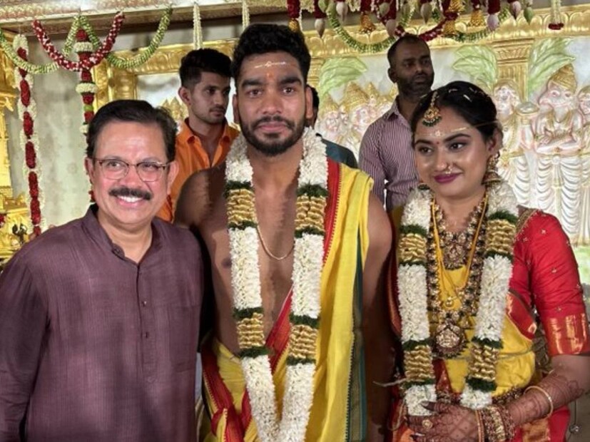 দু'জনের বিয়ের অনেক ছবিই ভাইরাল হয়েছে সমাজমাধ্যমে। শুভেচ্ছায় ভরিয়ে দিয়েছেন নেটাগরিকরা।