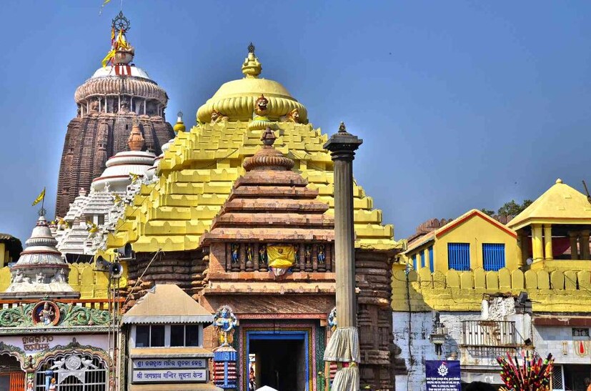 নির্বাচনী প্রতিশ্রুতি রাখল ওড়িশার প্রথম বিজেপি সরকার। বৃহস্পতিবার সকাল থেকে পুরীর জগন্নাথ মন্দিরের চারটি প্রবেশদ্বারই ভক্তদের জন্য খুলে দেওয়া হল। বুধবার প্রথম মন্ত্রিসভার বৈঠকে এই সিদ্ধান্ত নিয়েছিলেন নবনির্বাচিত মুখ্যমন্ত্রী মোহন চরন মাঝি।