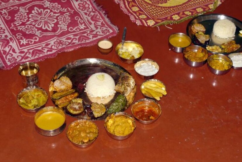 জামাইষষ্ঠীতে ইলিশ, পমফ্রেট, ভেটকি, পাবদার মত মাছগুলির চাহিদা থাকে বেশি। দাম থাকে অনেকটা। ফলে অনেকেই ইচ্ছা থাকলেও পিছিয়ে যান। কিন্তু এবছর সেই পরিস্থিতি অনেক নিয়ন্ত্রণে, এমনটাই বলছেন বিক্রেতারা। কারণ বাজারে ইলিশ, ভেটকি বা পমফ্রেটের মত মাছগুলির দাম এখনও রয়েছে সাধারণের নাগালের মধ্যেই। ফলে জামাইবরণের অনুষ্ঠানের মেনুতে এইসব মাছের পদ রাখতেই পারেন।