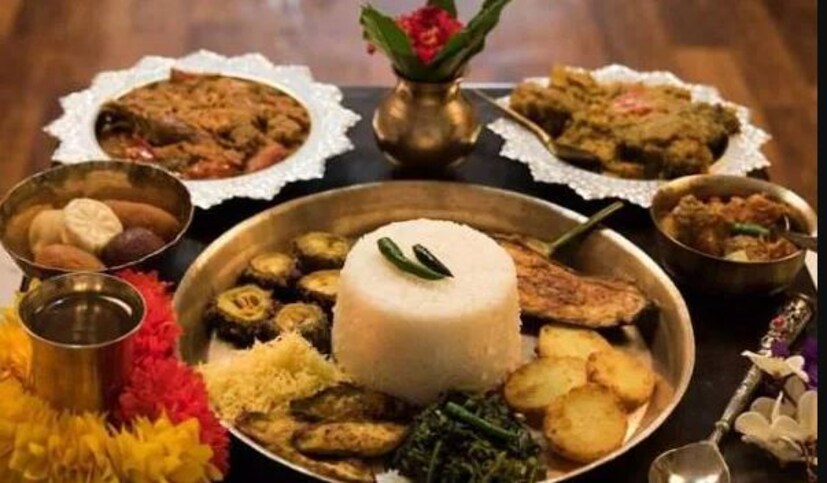 জেলার বাজারে যে সমস্ত ইলিশ পাওয়া যাচ্ছে তার দাম রয়েছে ৮০০ থেকে ১২০০ টাকার মধ্যে। এক কেজি ওজনের ইলিশ বিক্রি হচ্ছে ১২০০ টাকায়। আবার ৫০০ থেকে ৬০০ গ্রামের ইলিশ মাছ পাওয়া যাচ্ছে ৮০০ টাকা কেজি দরে। আর আরও ছোট যে সমস্ত ইলিশ বাজারে রয়েছে, সেগুলি ৬০০ থেকে ৭০০ টাকার মধ্যে পাওয়া যাচ্ছে। অন্যদিকে পমফ্রেট, ভেটকির চাহিদাও রয়েছে বাজারে। ভাল মানের পমফ্রেট এবং ভেটকি মাছও ৬০০ থেকে ৭০০ টাকার মধ্যেই পাওয়া যাচ্ছে।