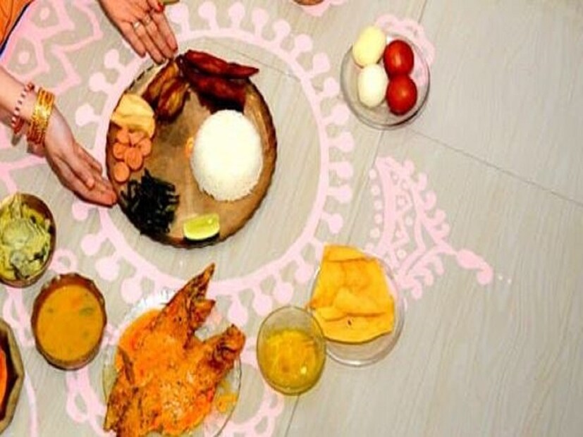 জামাই নতুন হোক বা পুরনো, এই বিশেষ দিনে জামাইদের আপ্যায়নই আলাদা থাকে৷ আর সব নিয়ম পালন করতে হয় শাশুড়ি মায়েদের৷ সন্তানের মঙ্গলকামনায় বিশেষ আচার পালন করে থাকেন শাশুড়িরা৷ 