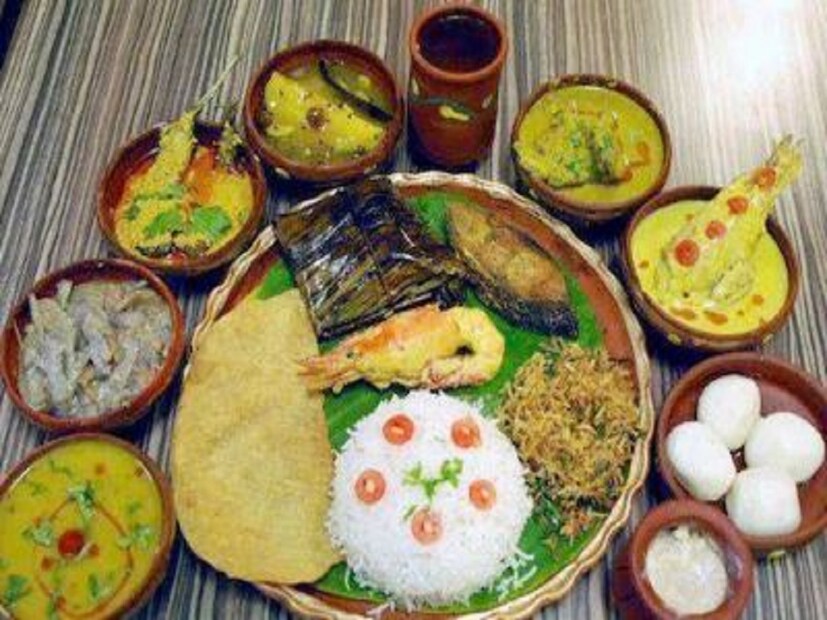 এই বিশেষ ষষ্ঠীপুজো পিছনে রয়েছে এক গল্প৷ মা ষষ্ঠীকে কীভাবে তুষ্ট করেন বাড়ির মায়েরা, সেই নিয়ে রয়েছে এক প্রচলিত কাহিনি৷ সেই সঙ্গে এই দিনে জামাইয়ের সঙ্গে মেয়ে বাপের বাড়িতে যায়, তাঁর মা-বাবার সঙ্গে দেখা করতে, এবং সেই থেকেই একে জামাইষষ্ঠী বলা হয়৷ 