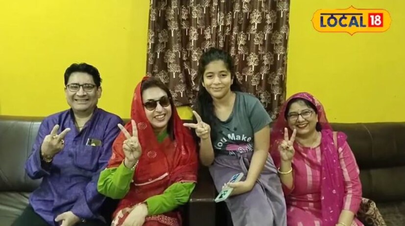 জয়লাভের পরেই সবুজ আবির মেখে মিষ্টি বিতরণ করে নিজেদের মধ্যে আনন্দ ভাগ করে নিয়েছেন। অন্যদিকে বোলপুর লোকসভা কেন্দ্রের তৃণমূল প্রার্থী অসিতকুমার মাল তিন লক্ষেরও বেশি ভোটে বিজয়ী হন। আর শতাব্দী রায় জেতার পরই আজকে বেলা ১১ টা নাগাদ তারাপীঠ মা তারা মন্দিরে পুজো দেওয়ার জন্য উপস্থিত হন সপরিবারে। জবা ফুলের মালা থেকে শুরু করে আলতা সিঁদুর দিয়ে দীর্ঘক্ষণ মা তারার মন্দিরের গর্ভগৃহ থেকে পুজো দেন।