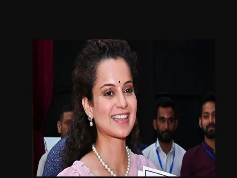 কৃষক আন্দোলন নিয়ে কঙ্গনা যে বয়ান দিয়েছিলেন তা শুনে ক্ষিপ্ত এই জওয়ান এই ঘটনা ঘটায় বলে জানা গিয়েছে৷ পরেওই মহিলা সিআইএসএফ জওয়ানকে সাসপেন্ড করা হয়৷ 