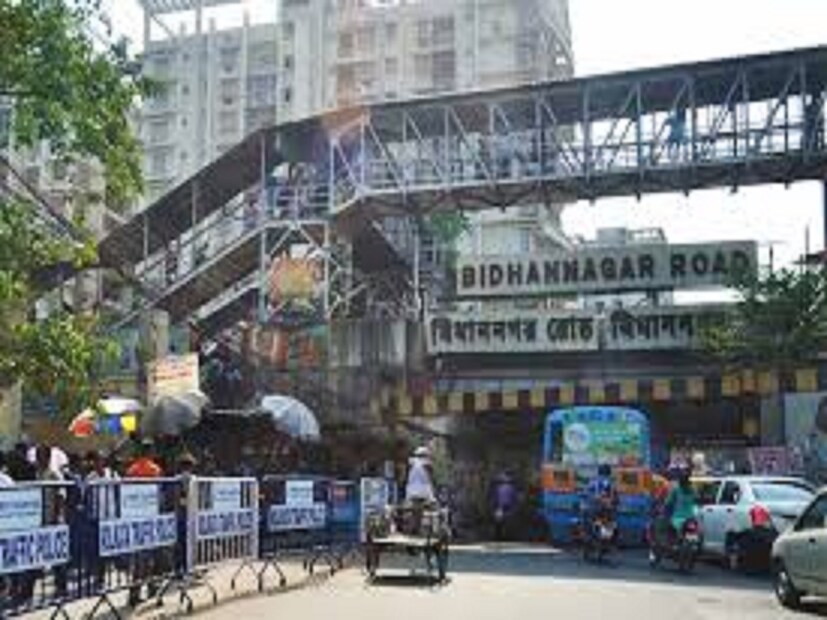 এটি উল্টা ডিঙ্গির একটি ভ্রষ্ট শব্দ, যেখানে একটি নৌকা (ডিঙ্গি) পার্শ্ববর্তী খাঁড়িতে উল্টে যায়। কোনও লিখিত রেকর্ড না থাকলেও দুর্ঘটনাটি অবশ্যই একটি উল্লেখযোগ্য ঘটনা ছিল। এই জন্যই এই জায়গার নাম করণ হয় উল্টাডাঙ্গা।