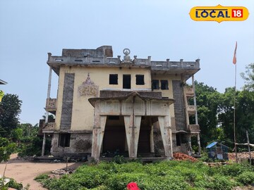 সেদিনের জমজমাট টিকিট কাউন্টার আজ ঘুঁটে দেওয়ার প্রাচীর...